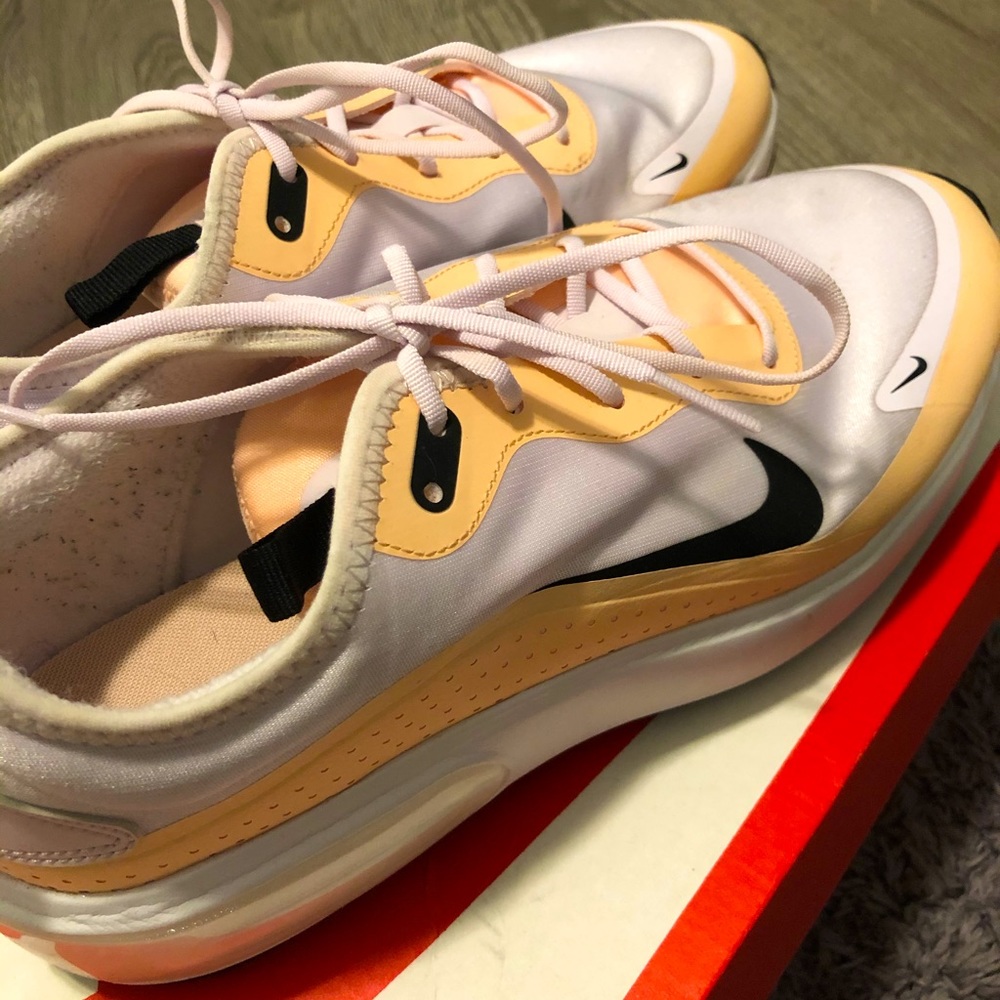 Nike women shoe size -7.5 size